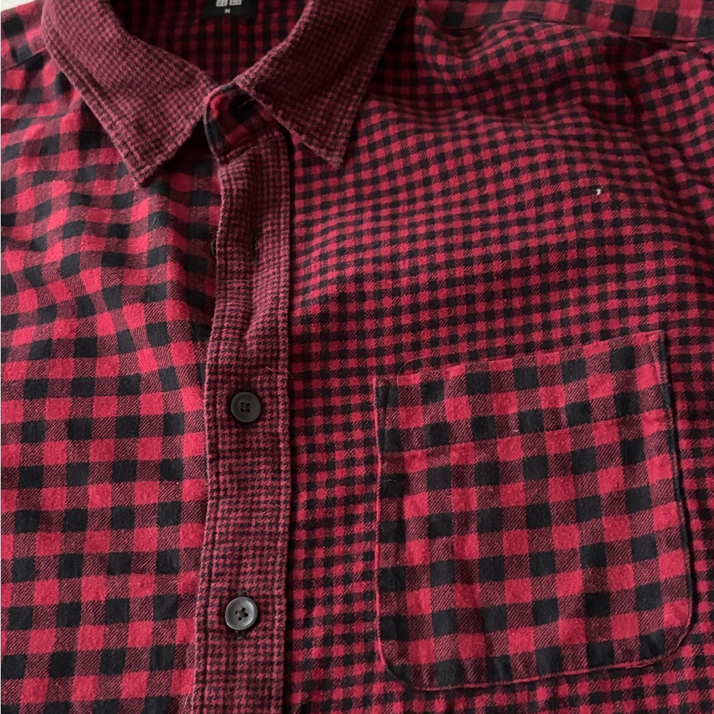 Uniqlo Men's Red and Black Plaid Patchwork Flannel Holiday Lumberjack Shirt - Picture 5 of 7